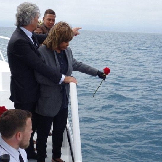 İNTİHAR EDEN OĞLUNUN KÜLLERİNİ ATTI: O HER ZAMAN BENİM BEBEĞİM OLACAK