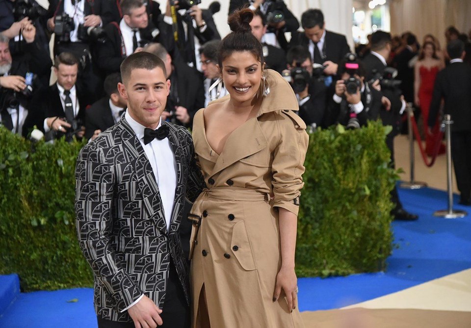 PRIYANKA CHOPRA VE NICK JONAS NİŞANLANDI