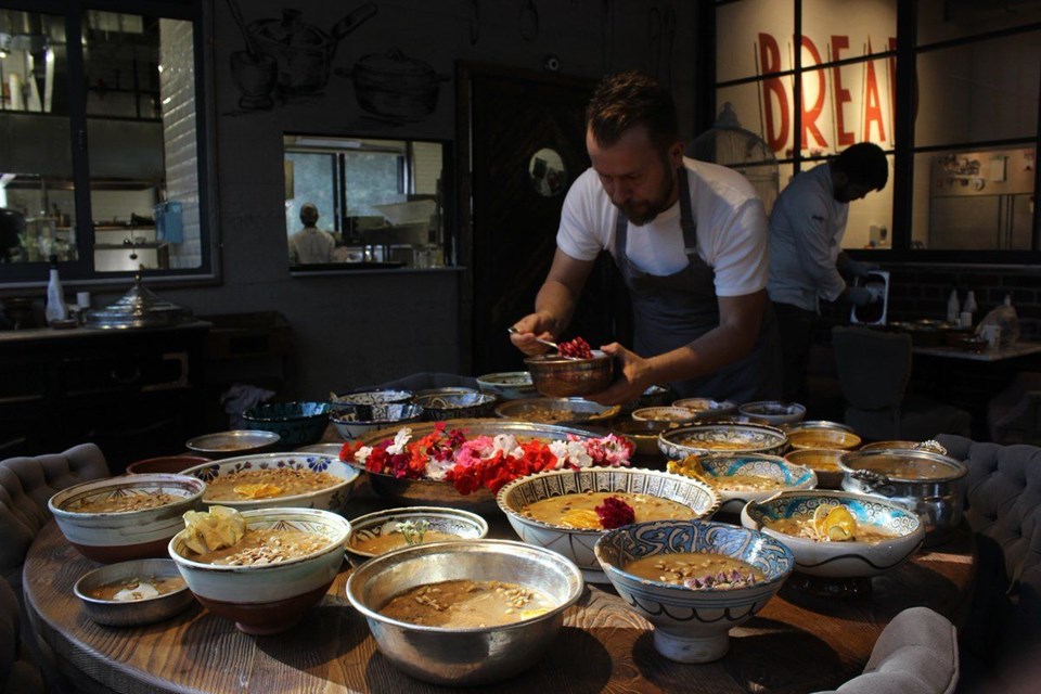 20 BİN DOLARLIK ÇİNİ TABAKLARDA AŞURE İKRAMI