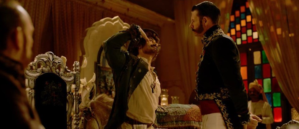 AAMIR KHAN'IN YENİ FİLMİ HİNDİSTAN EŞKIYALARI FRAGMANI YAYINLANDI