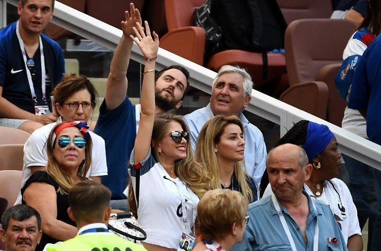 FRANSA TRİBÜNLERİNDE DİKKAT ÇEKAN DETAY