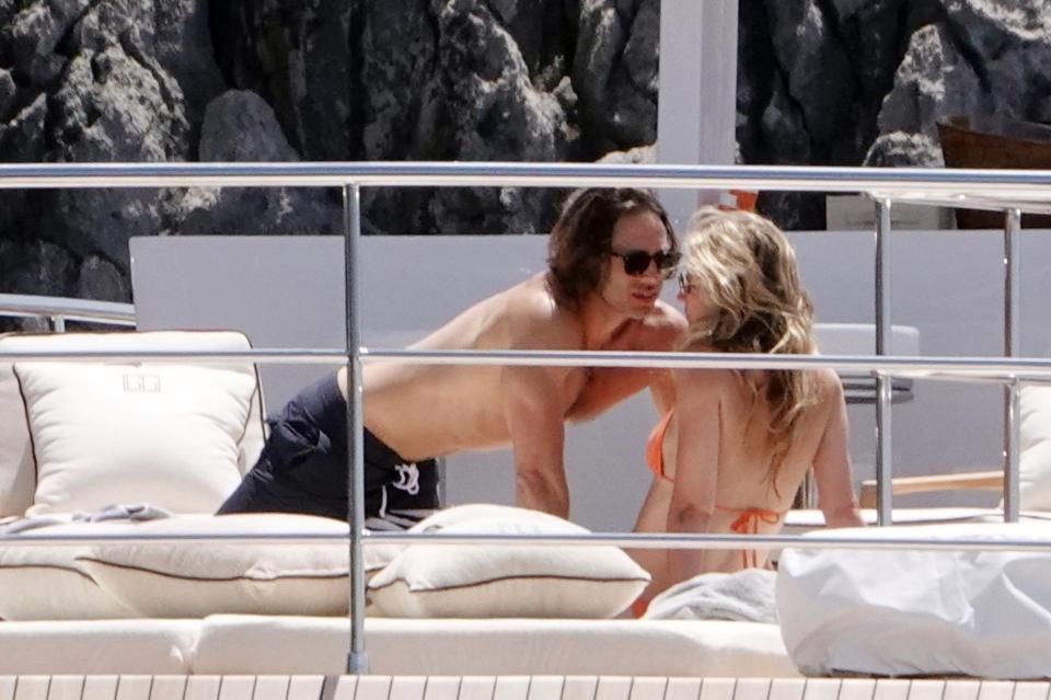 GWYNETH PALTROW NİŞANLISIYLA YAT TATİLİNDE