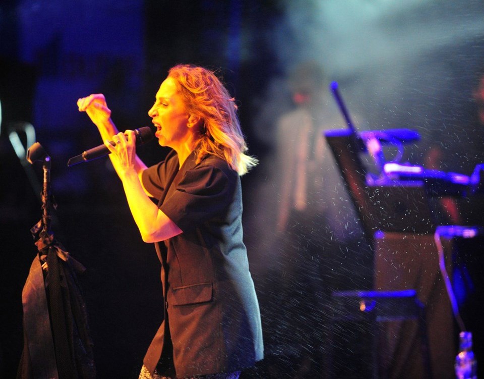 SAĞANAK YAĞMUR SERTAB ERENER KONSERİNİ VURDU