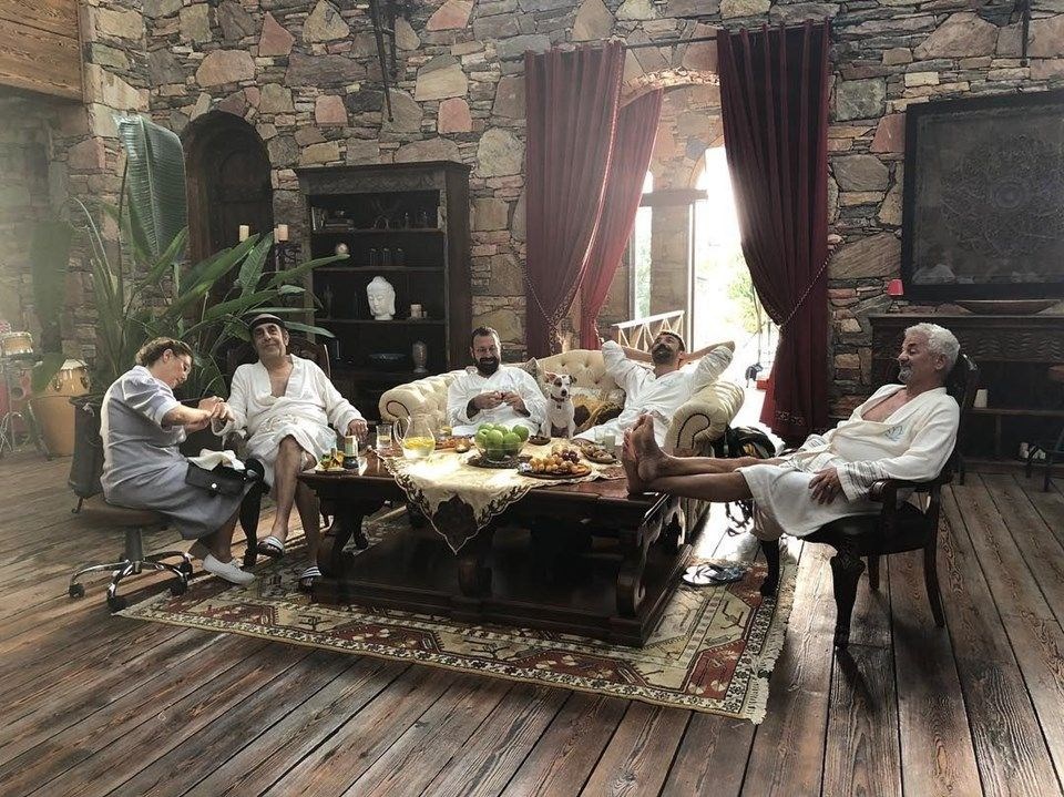 CEM YILMAZ'DAN KARAKOMİK FİLMLER SETİNDEN YENİ PAYLAŞIM