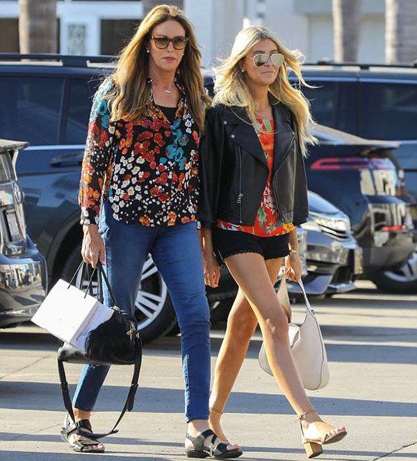 47 YAŞ KÜÇÜK SEVGİLİSİYLE EL ELE