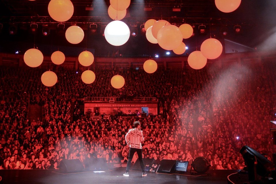 KENAN DOĞULU KONSERİNDE TÜRKİYE'DE BİR İLK