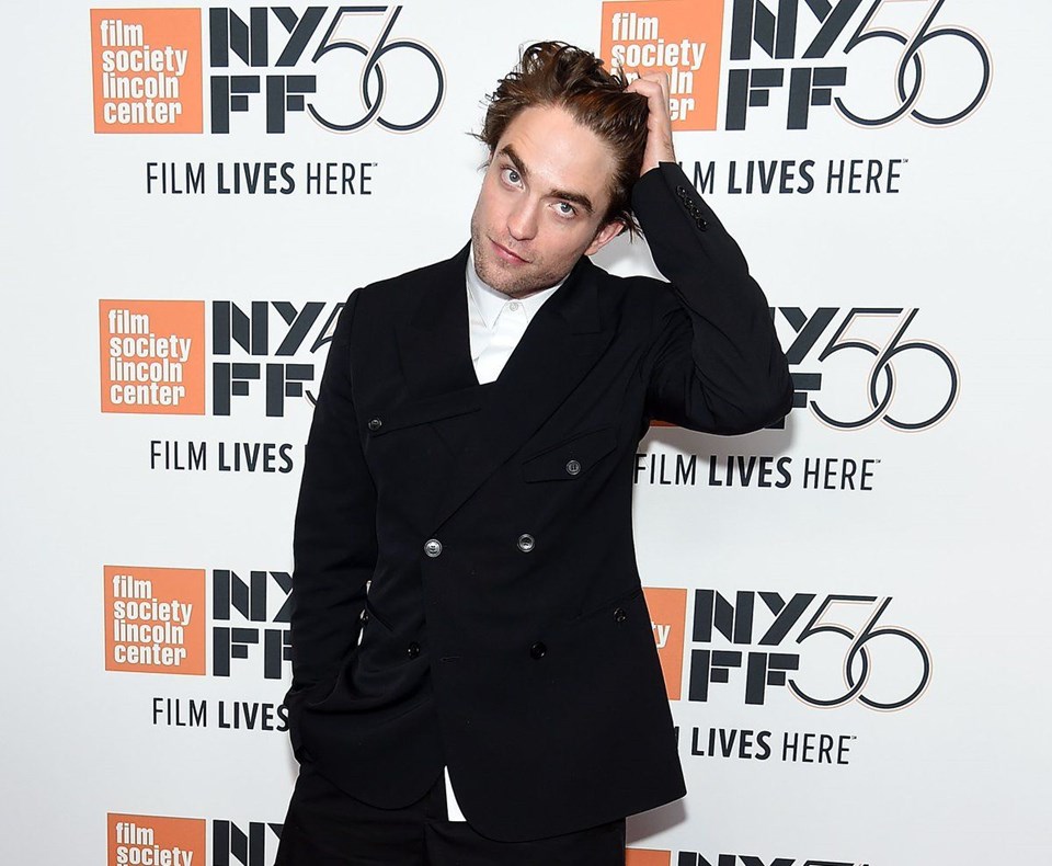 ROBERT PATTINSON KIRMIZI HALI KIYAFETİYLE TERS KÖŞE YAPTI