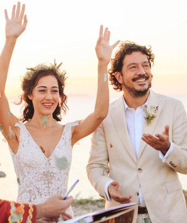 ÜNLÜ OYUNCU VE YÖNETMEN EVLENDİ