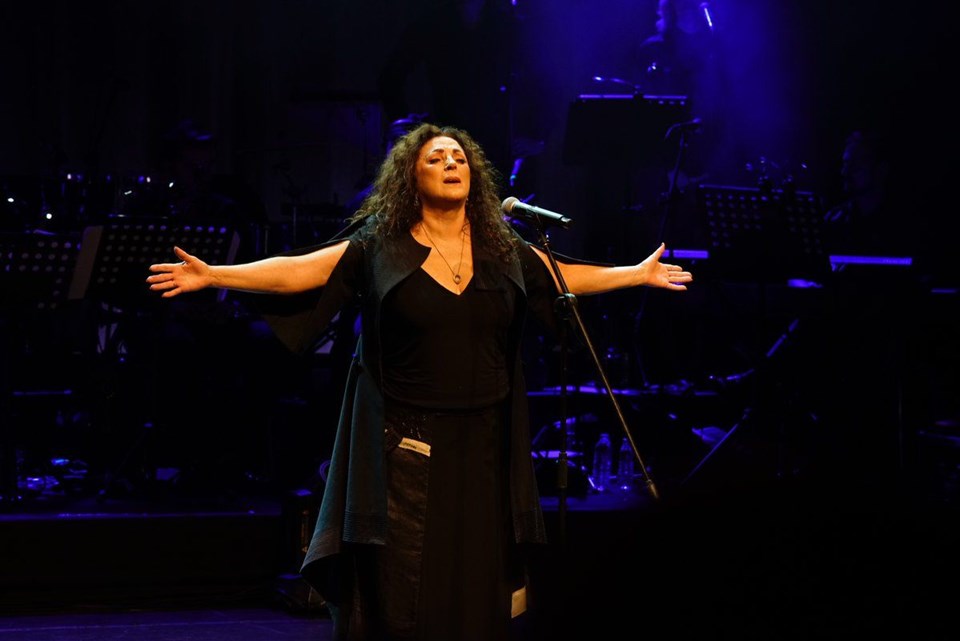 ÜNLÜLER SEZEN AKSU ŞARKILARINI TOPLUM GÖNÜLLÜLERİ İÇİN SÖYLEDİ