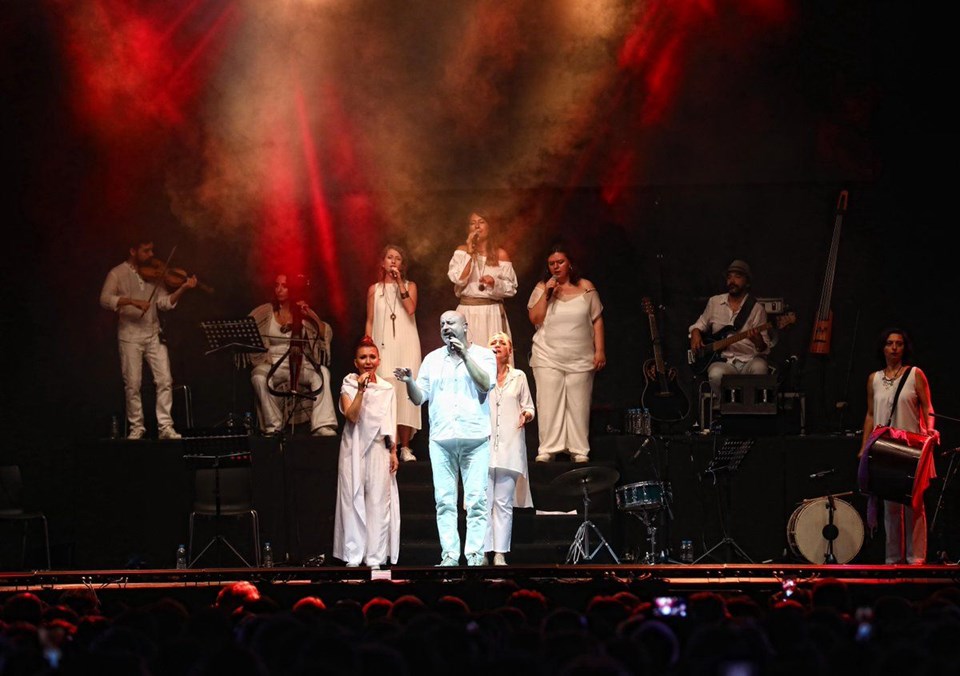 KARDEŞ TÜRKÜLER 25. YILINI SAHNEDE KUTLADI