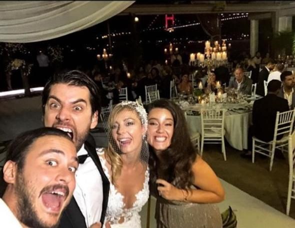 ÜNLÜ OYUNCU DÜNYAEVİNE GİRDİ