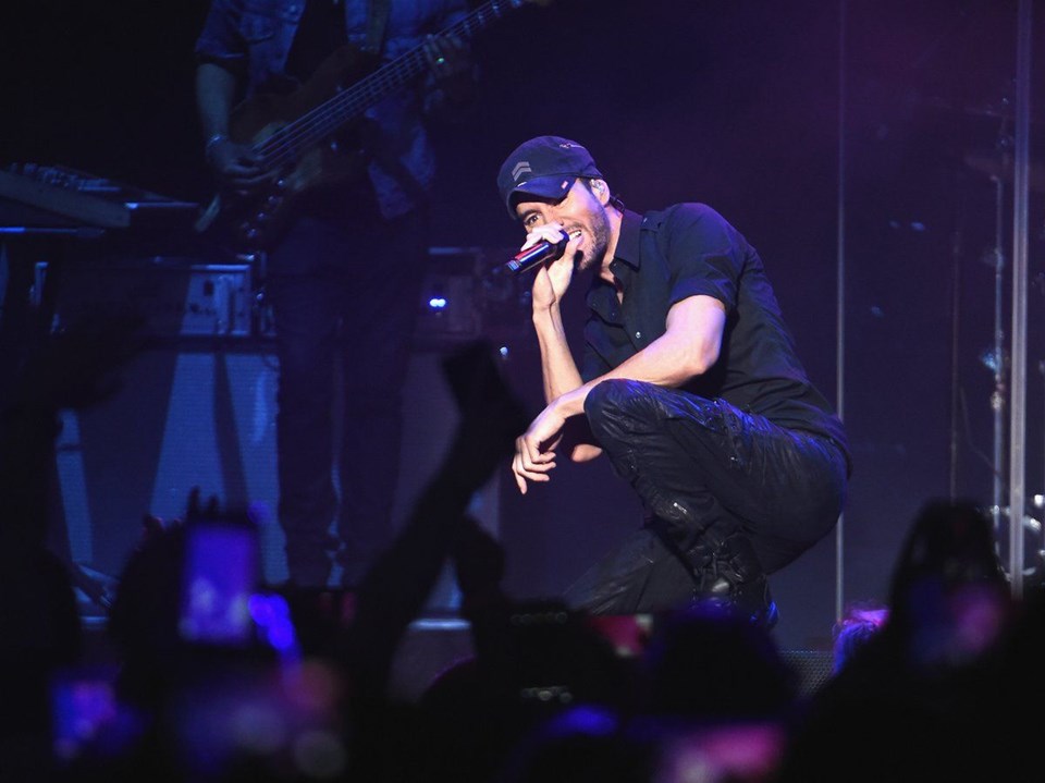 SAHNEYE ATLAYAN HAYRANININ ÖPÜCÜKLERİNE KARŞILIK VERDİ