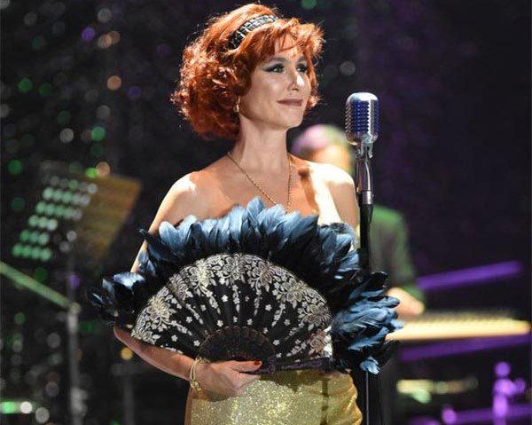 ŞEVVAL SAM'A MÜZEYYEN SENAR MAKYAJI