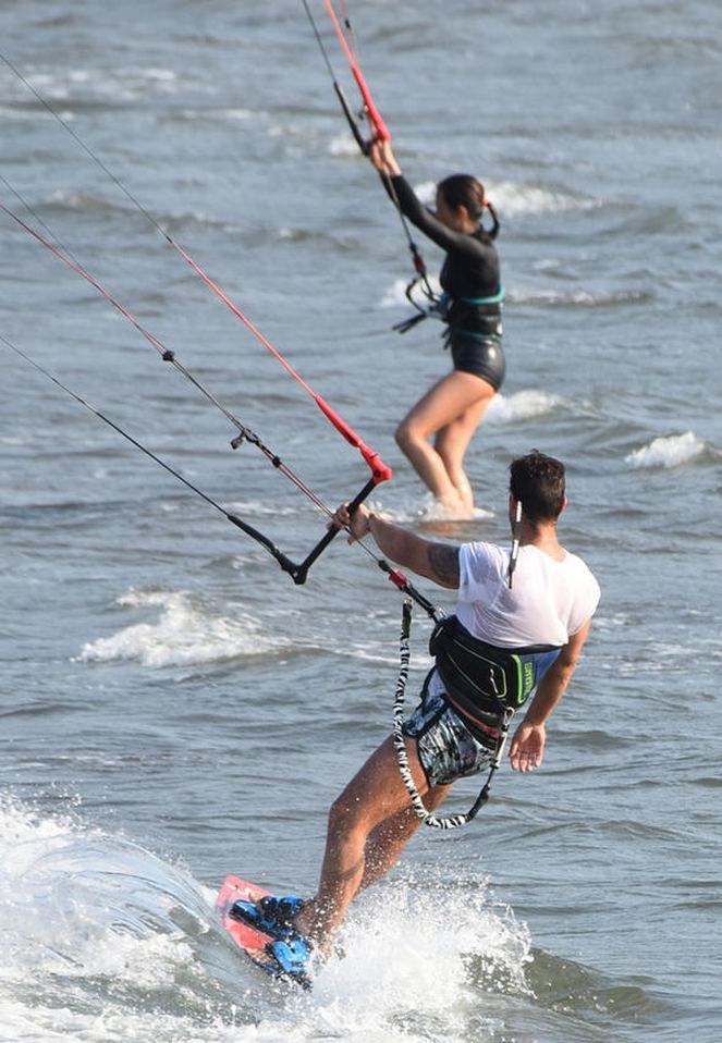 ÜNLÜ OYUNCUNUN KITESURF KEYFİ