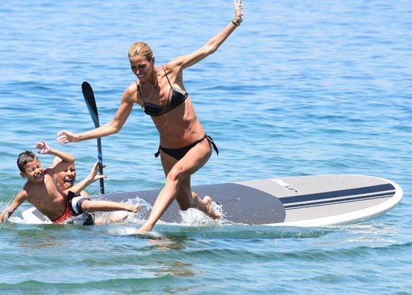 ÇAĞLA ŞIKEL'İN SÖRF DENEMESİ