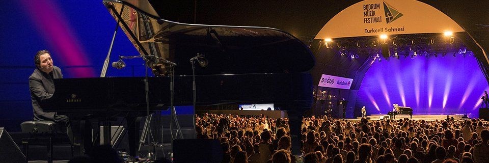 FAZIL SAY YÜRÜYEN KÖŞK İLE BÜYÜLEDİ