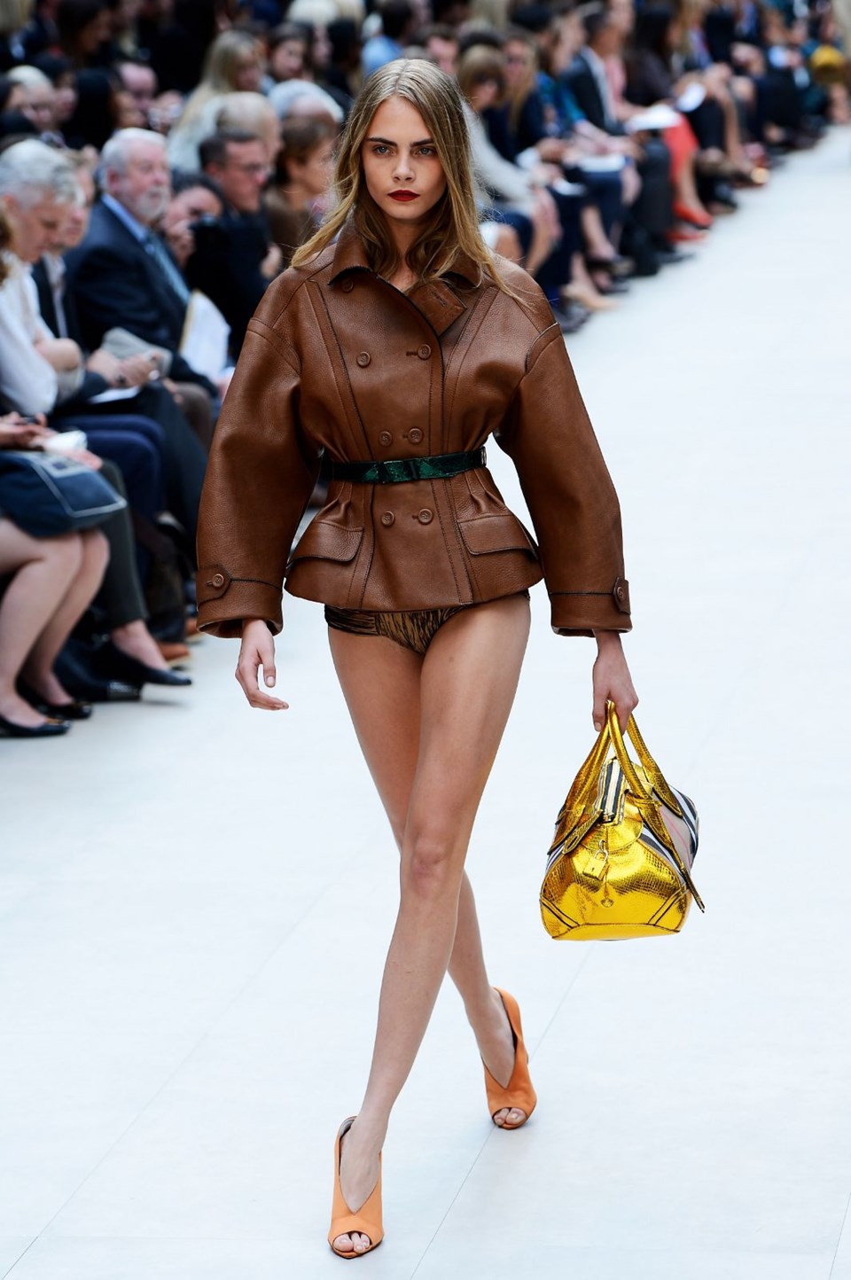 BURBERRY SATILMAYAN KIYAFETLERİ YAKMA GELENEĞİNİ BIRAKTI