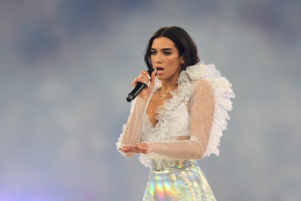 DUA LIPA TÜRKİYE'DE İLK KONSERİNİ VERECEKI
