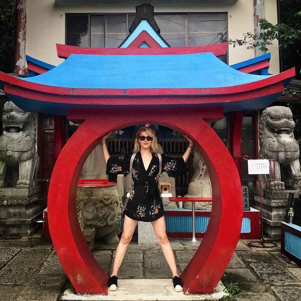 ÜNLÜ OYUNCU JAPONYA'NIN FUSHİMİ INARİ TAPINAĞI'NDA