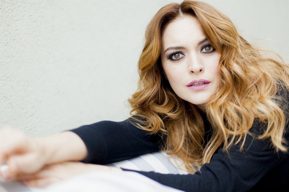 EZGİ MOLA ÇOCUKLUK FOTOĞRAFINI PAYLAŞTI