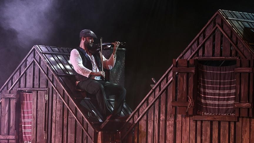 'DAMDAKİ KEMANCI' HARBİYE SAHNESİ'NE ÇIKTI