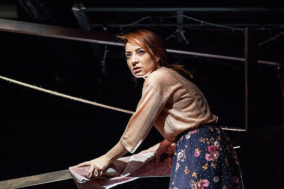 DOLUNAY SOYSERT TEK KİŞİLİK OYUNLA SAHNEDE