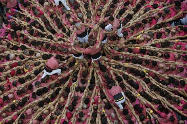 İSPANYA'NIN SIRADIŞI İNSAN KULESİ FESTİVALİ YAPILDI