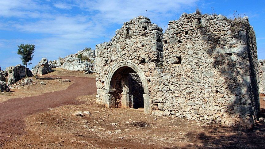 YABANİ OTLARIN ALTINDAN 2200 YILLIK ANTİK KENT ÇIKTI