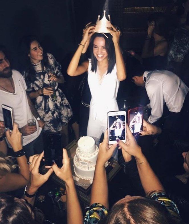 YENİ KRALİÇEYE 19. YAŞ KUTLAMASI