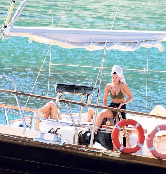 MİSAFİRLERİYLE MAVİ TURA ÇIKTILAR