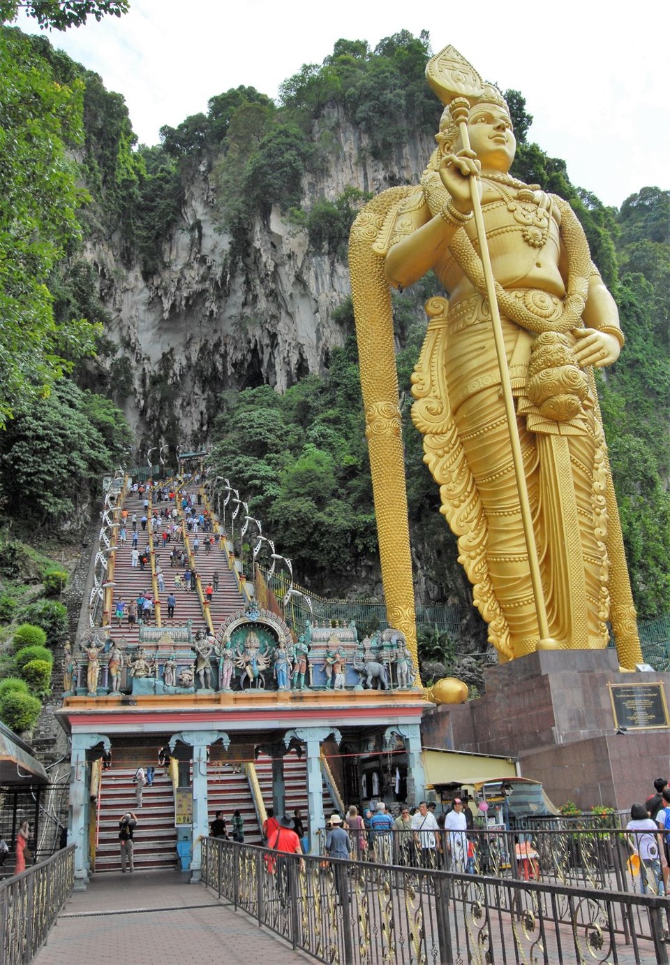 DÜNYANIN EN BÜYÜK MAĞARA TAPINAĞI: BATU CAVES