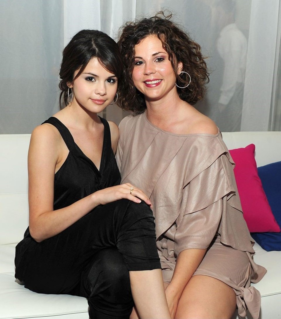 Selena Gomez'in annesine benzerliği herzaman gündeme geliyor.

