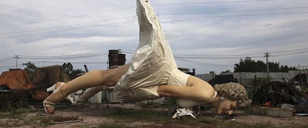 Marilyn Monroe heykelini çöpe attılar