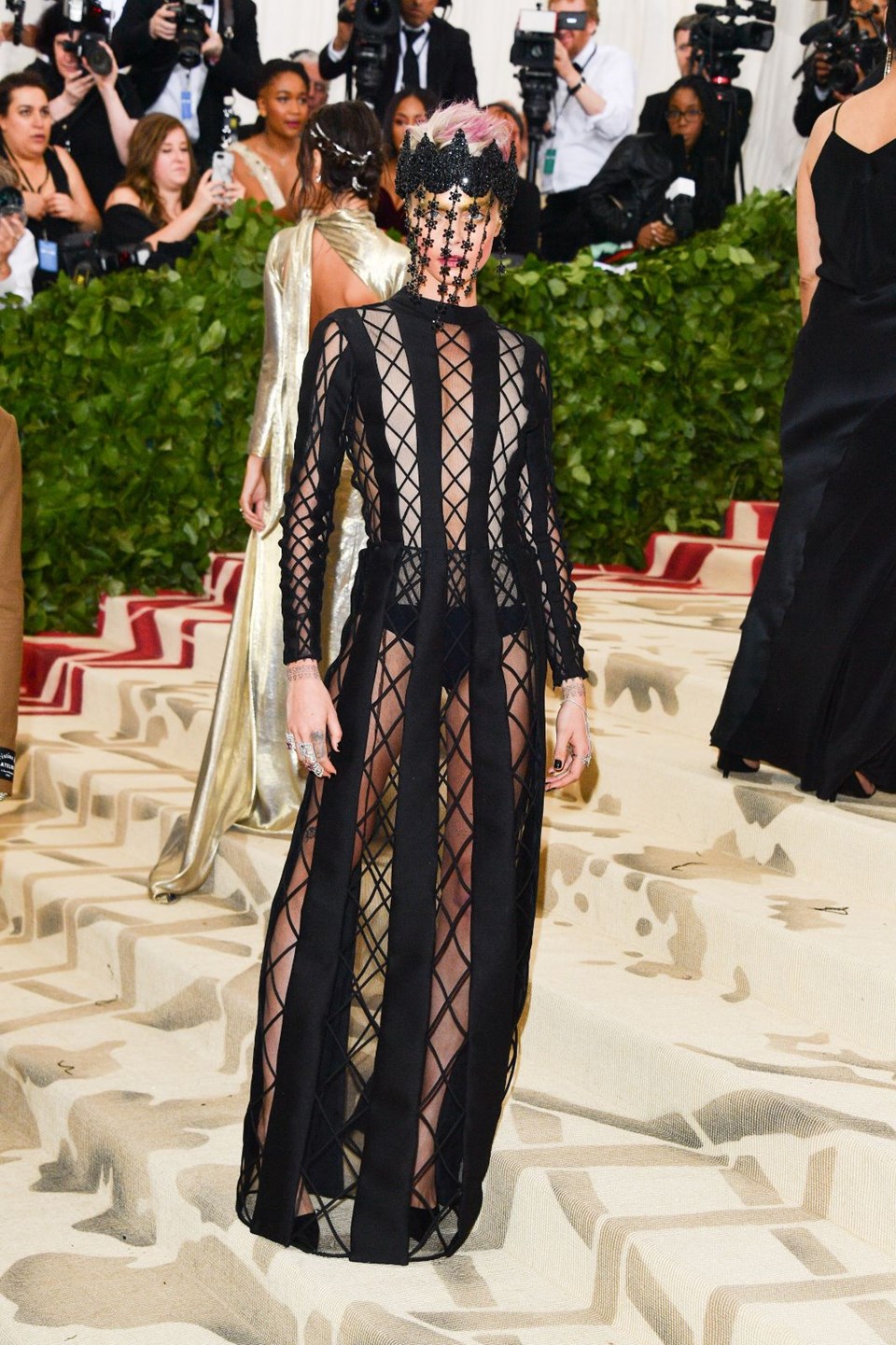 MET Gala 2018, Met Gala, en kotu giyinenler, cara delevingne