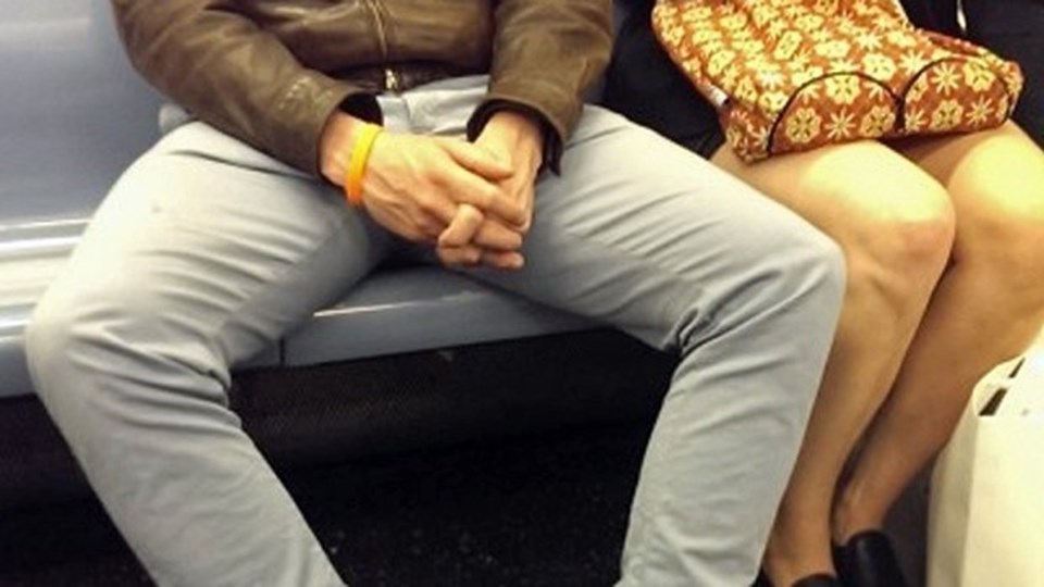 Yayılarak oturan erkekler tüm dünyada sorun. Bu rahatsızlık 'manspreading' kelimesi ile ifade ediliyor...