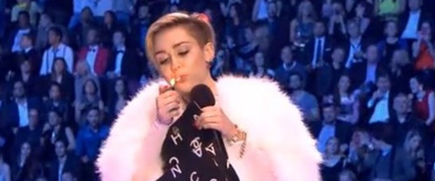Miley Cyrus sahnede esrar içti
