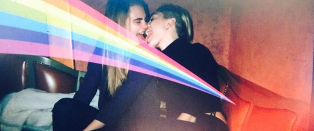 Miley Cyrus ünlü mankenle öpüştü