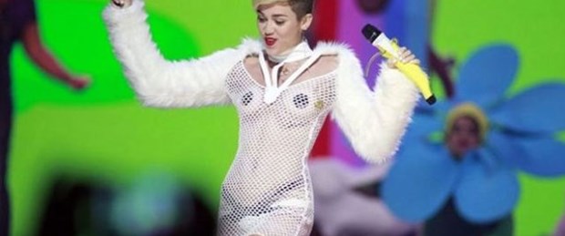 Miley Cyrus'un kostümü yine olay yarattı