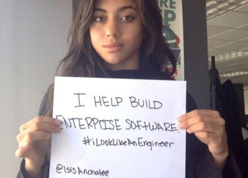 Anchalee sosyal medyada başlattığı kampanya için "şirket yazılımları yapımında çalışıyorum" yazılı bir kağıt ve #ilooklikeanengineer yazısıyla objektif karşısına geçti.
