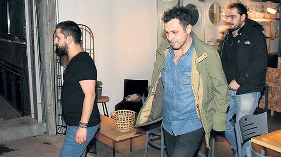 Ünlü oyuncu ölümden dönmesine rağmen sigara yasağına uymuyor.