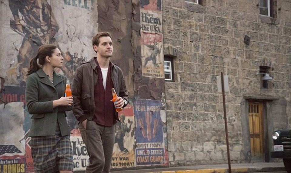 Frank Spotnitz'ın uyarlaması ile beyaz ekrana gelen dizide Alexa Davalos, Rupert Evans ve Luke Kleintank gibi isimler yer alıyor.