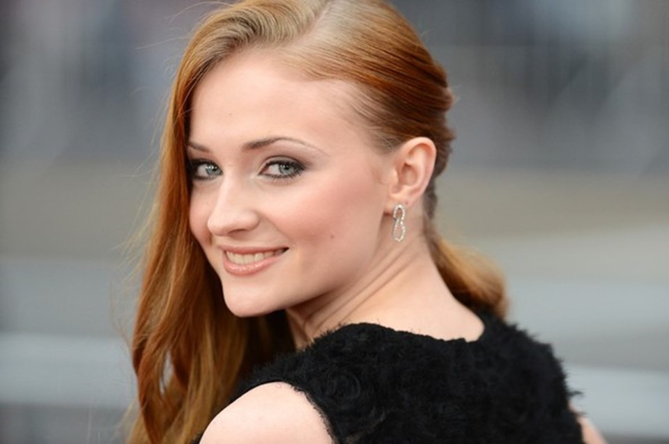 Sophie Turner: Doğal sarışınım ama kızıl saçlı olmayı da seviyorum.