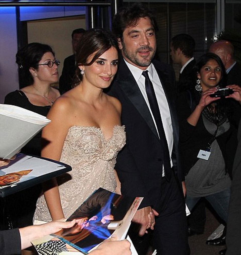 Bardem, Coen Kardeşler'in "No Country for Old Men" filmiyle 2008 yılında en iyi yardımcı erkek oyuncu dalında, Cruz da Woody Allen'ın "Vicky, Cristina, Barcelona" filmindeki performansıyla Oscar almıştı.