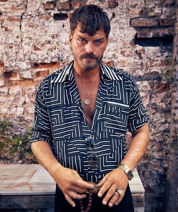 KIVANÇ TATLITUĞ - SARI SARUHAN