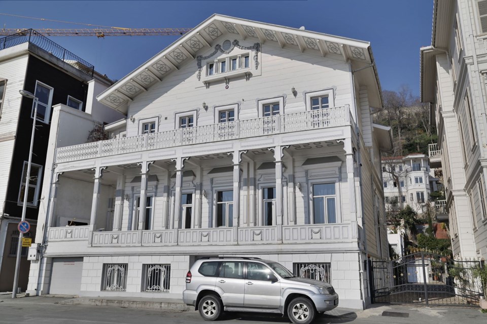 FAZİLET HANIM VE KIZLARI