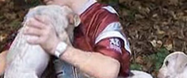 Ormanda köpeklere sarılarak hayatta kaldı