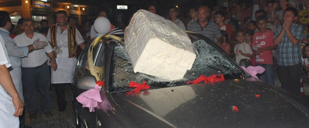 Otomobil dondurma altında kaldı