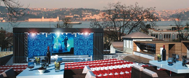 Otoparktı konser alanı oldu
