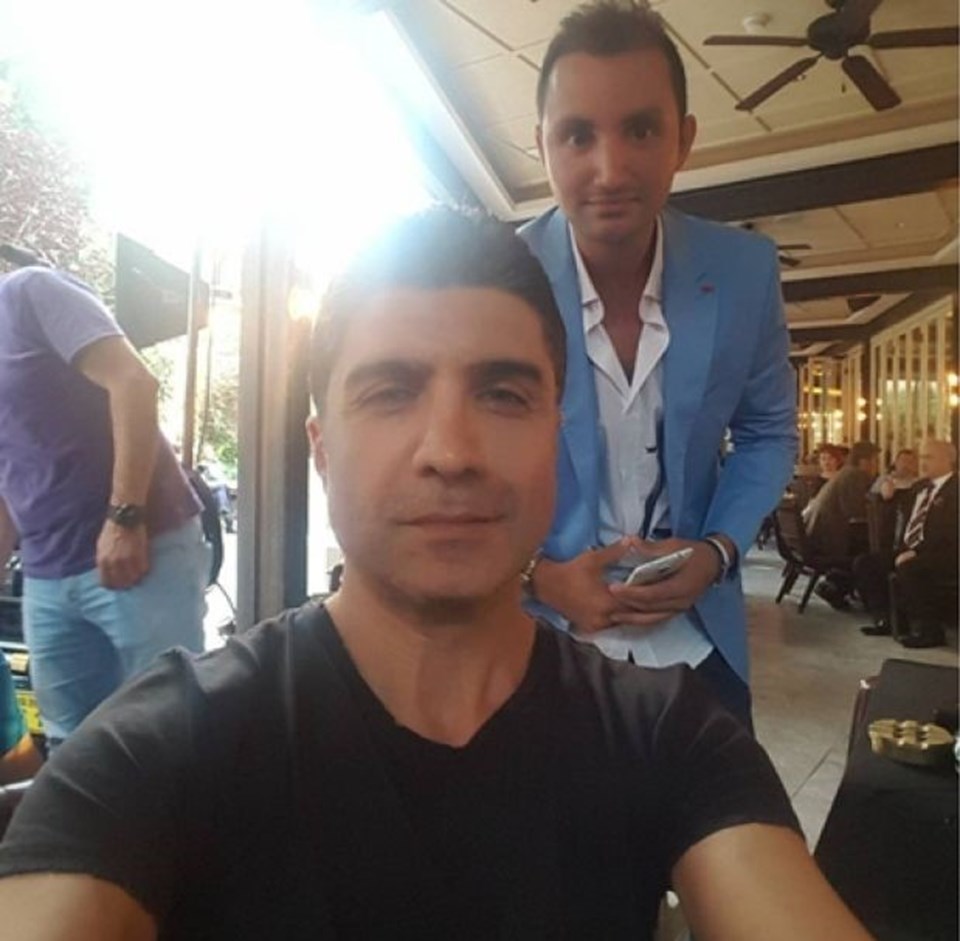 Özcan Deniz ve sette selfie çektiği yardımcı oyuncu.