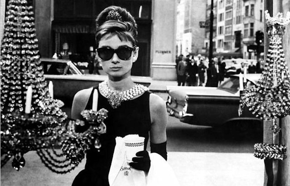 Givenchy özellikle "Tiffany'de Kahvaltı" filminde oyuncu Audrey Hepburn'ün giydiği siyah elbisenin tasarımcısı olarak ün kazanmıştı.
